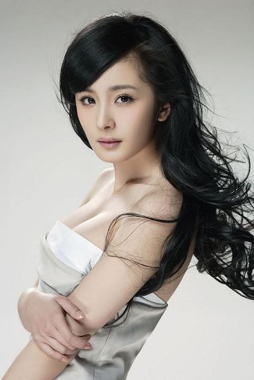 杨幂身穿比基尼VS泳衣身材凹凸白皙大长腿无愧“大幂幂”名号